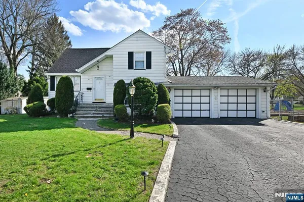 $849,900 | 82 Arnot Place, Paramus, NJ 07652