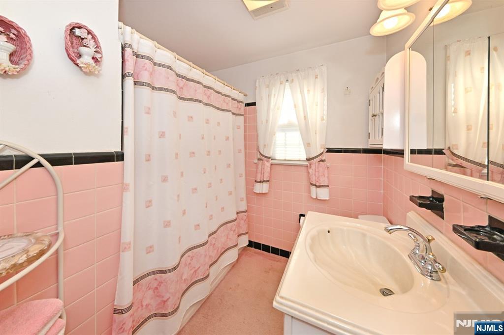 82 Arnot Place Paramus, NJ 07652 - Photo 17 of 48