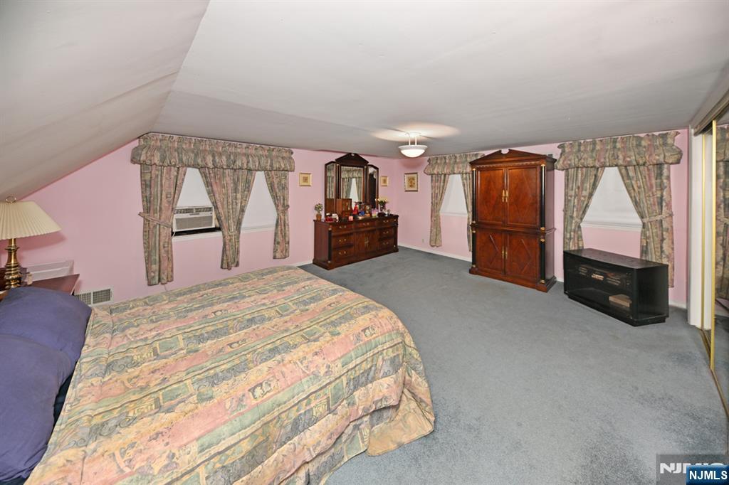 82 Arnot Place Paramus, NJ 07652 - Photo 20 of 48