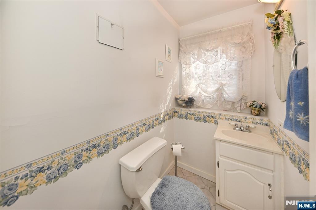 82 Arnot Place Paramus, NJ 07652 - Photo 25 of 48