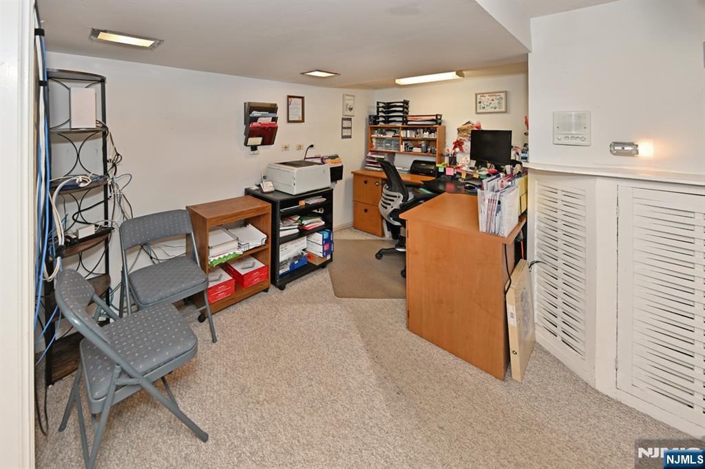 82 Arnot Place Paramus, NJ 07652 - Photo 29 of 48