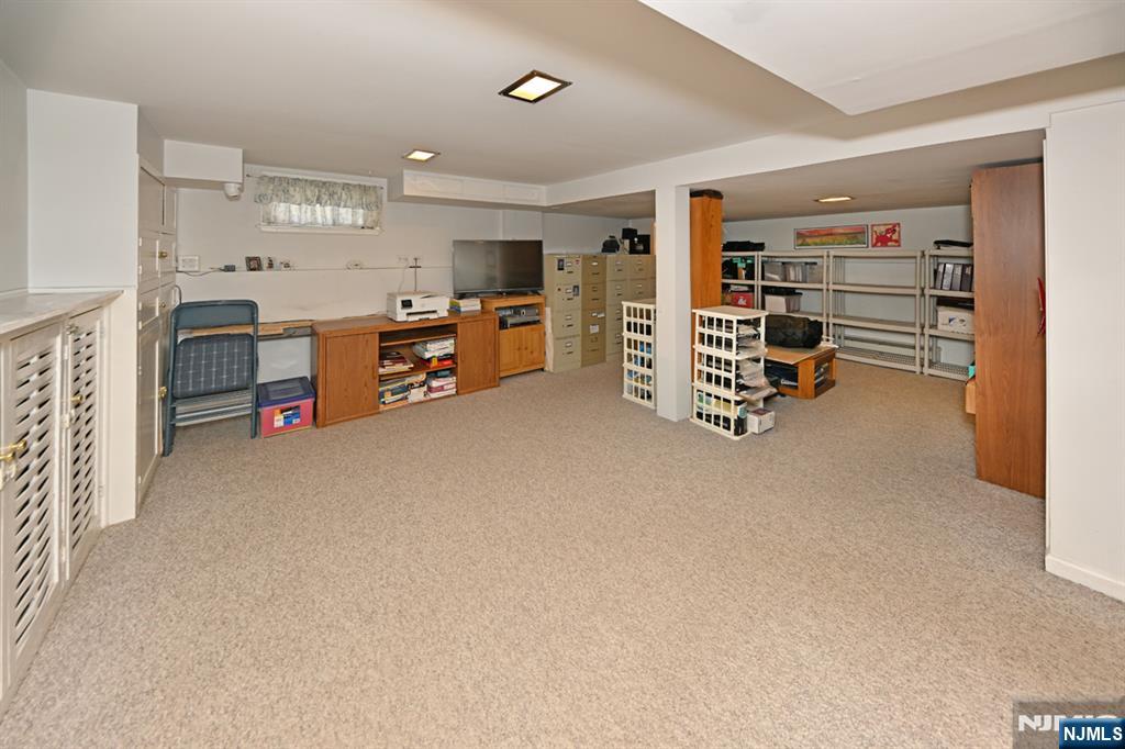 82 Arnot Place Paramus, NJ 07652 - Photo 30 of 48