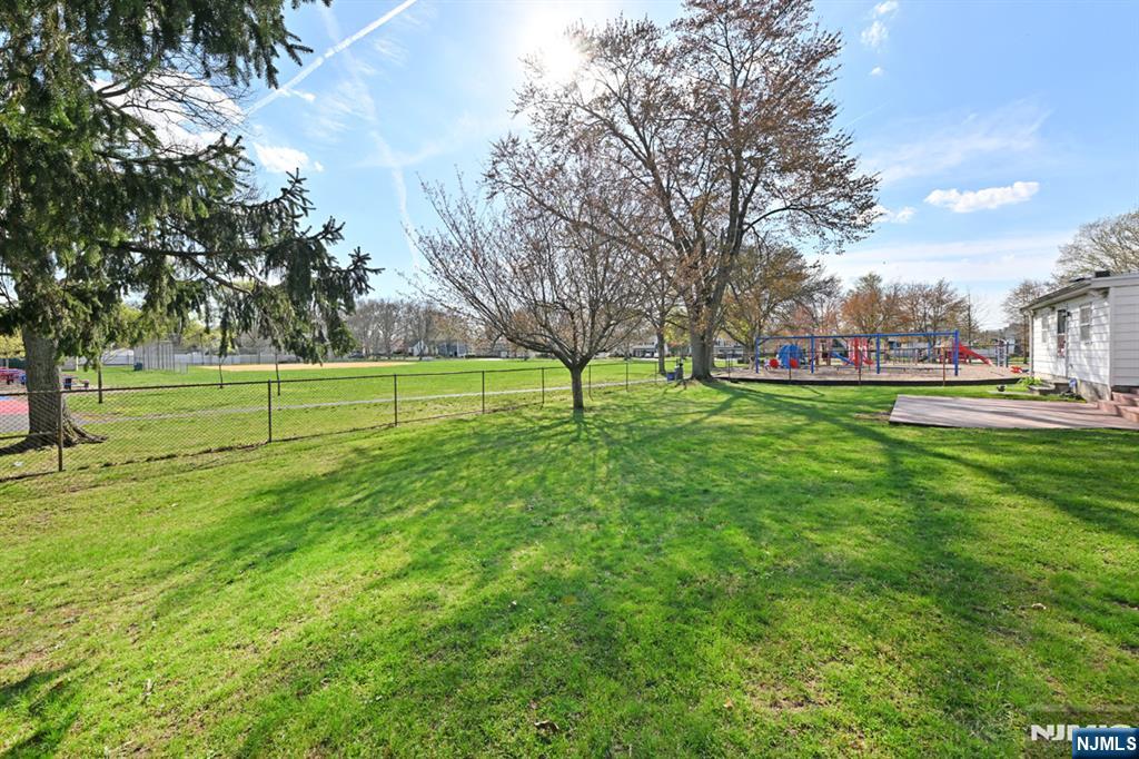 82 Arnot Place Paramus, NJ 07652 - Photo 3 of 48