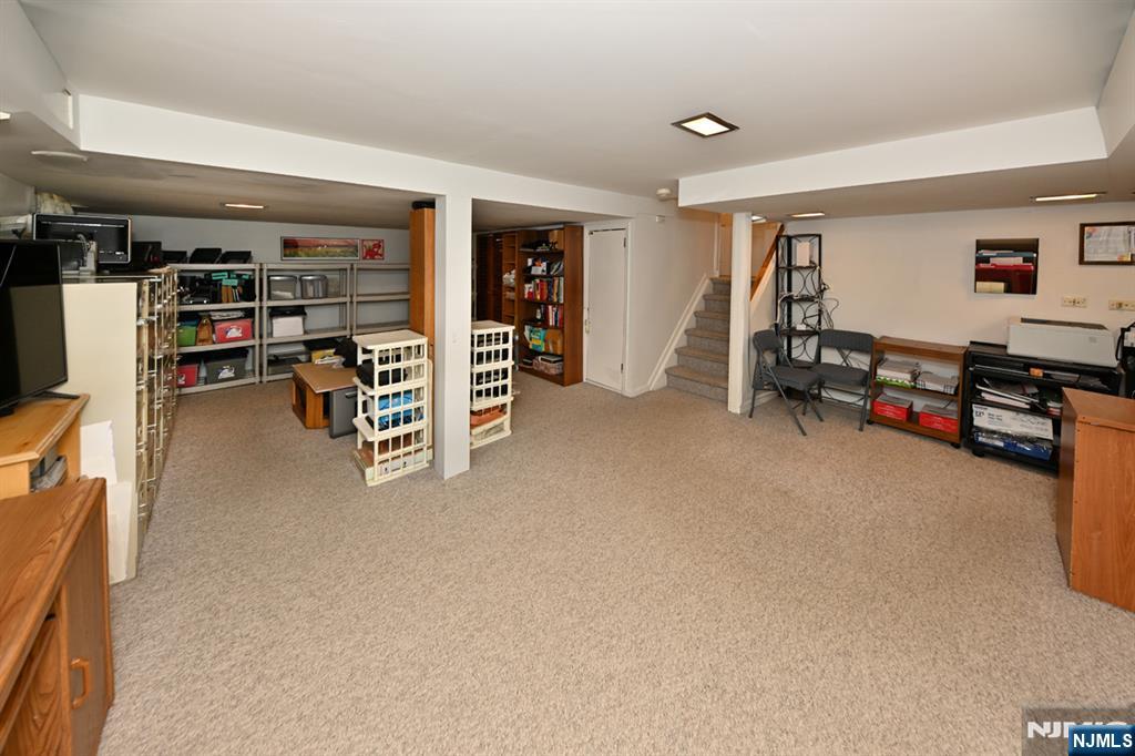 82 Arnot Place Paramus, NJ 07652 - Photo 31 of 48