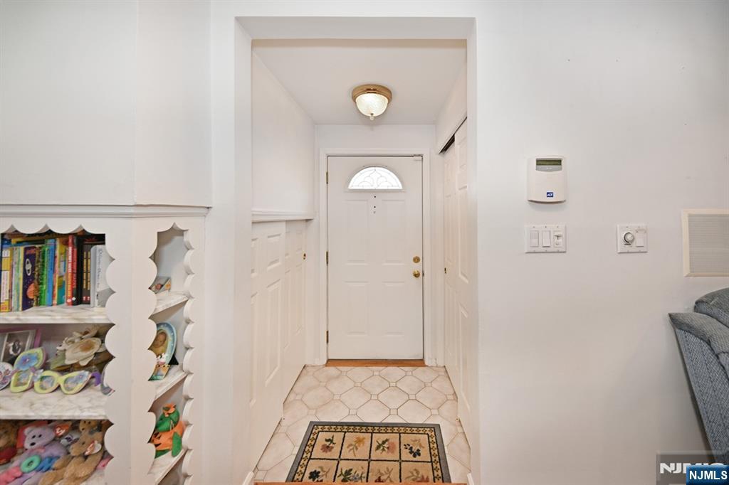 82 Arnot Place Paramus, NJ 07652 - Photo 4 of 48