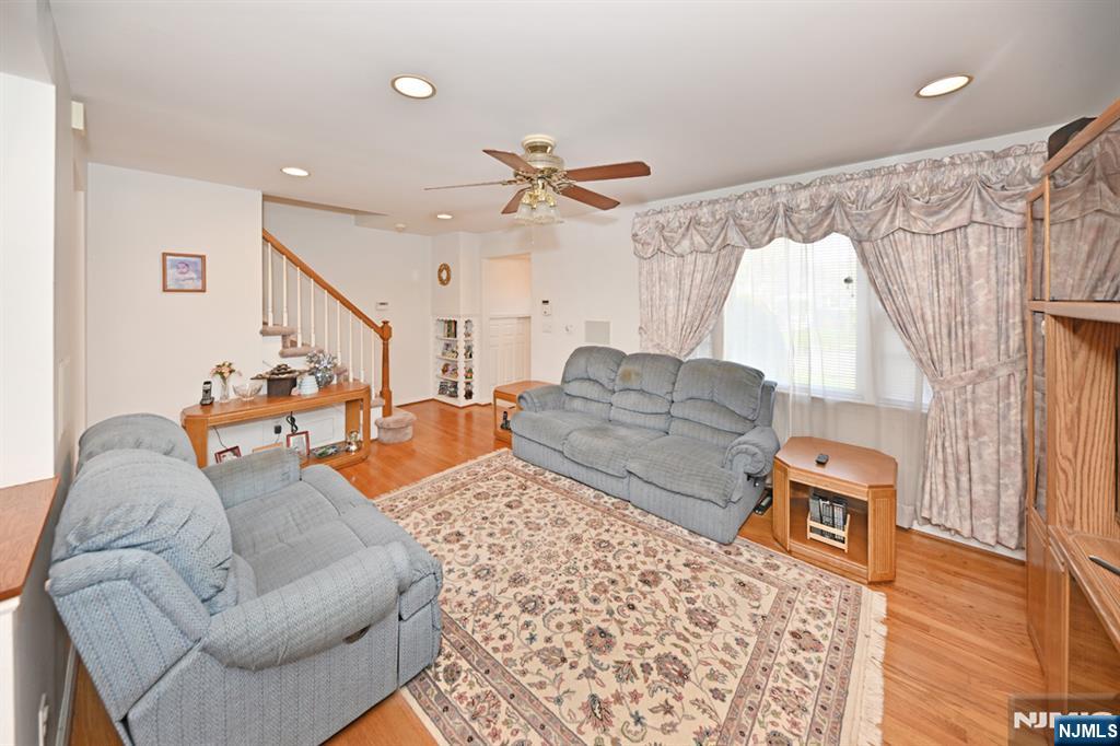 82 Arnot Place Paramus, NJ 07652 - Photo 5 of 48