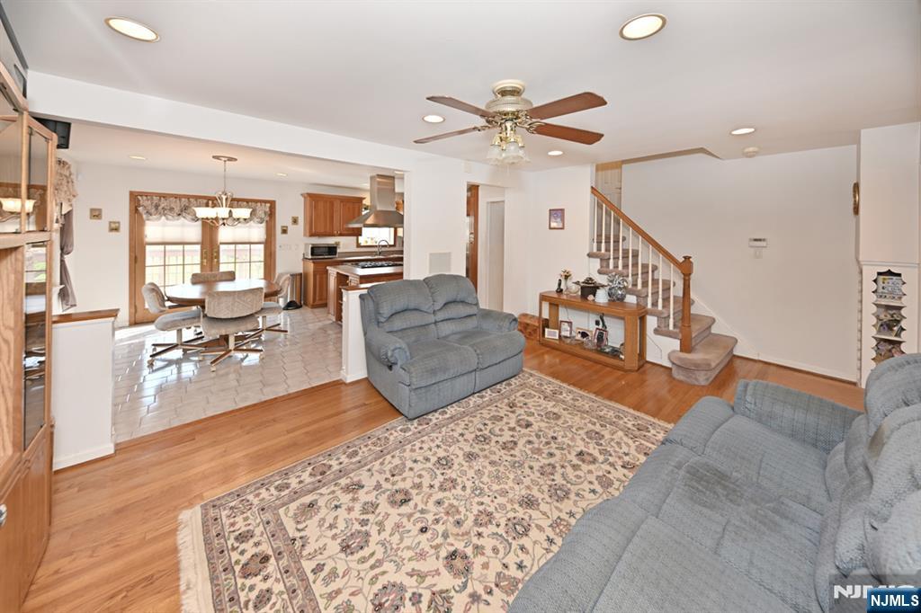 82 Arnot Place Paramus, NJ 07652 - Photo 6 of 48