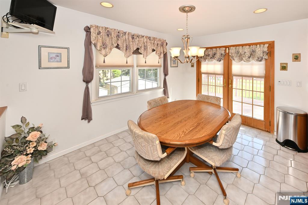 82 Arnot Place Paramus, NJ 07652 - Photo 7 of 48