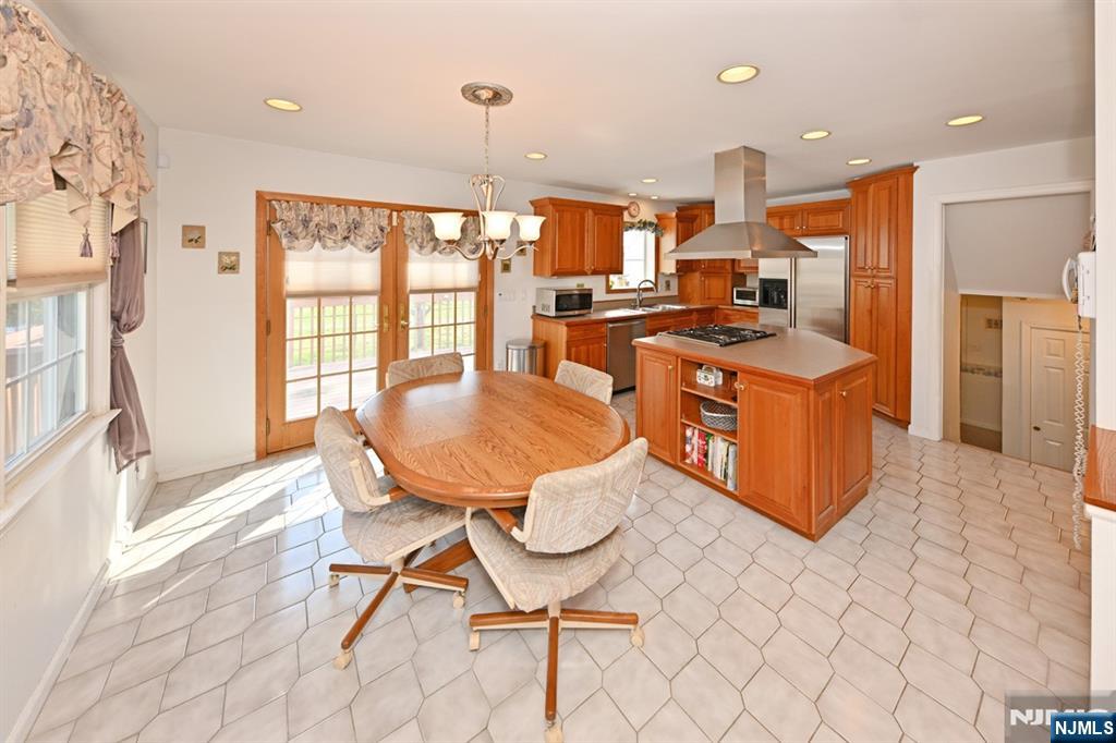 82 Arnot Place Paramus, NJ 07652 - Photo 9 of 48