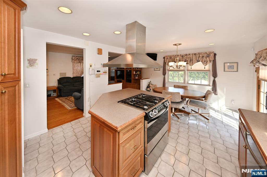 82 Arnot Place Paramus, NJ 07652 - Photo 10 of 48