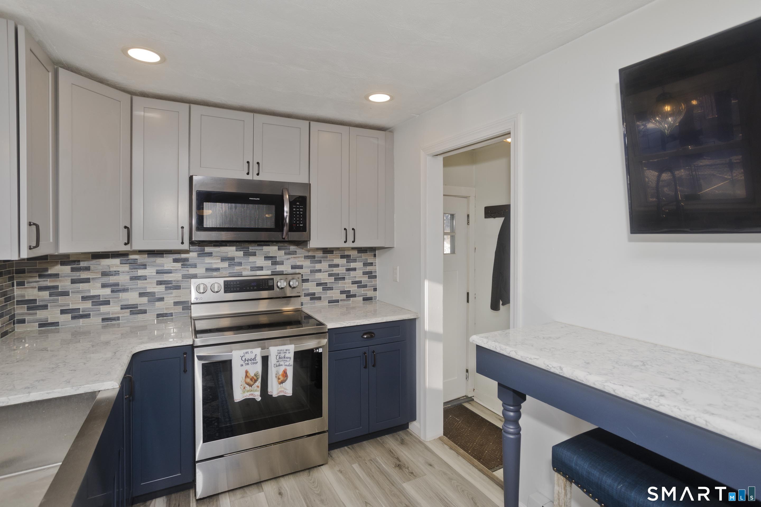 117 Sibley Avenue West Springfield, MA 01089 - Photo 4 of 40