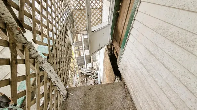 a view of entryway with a front door