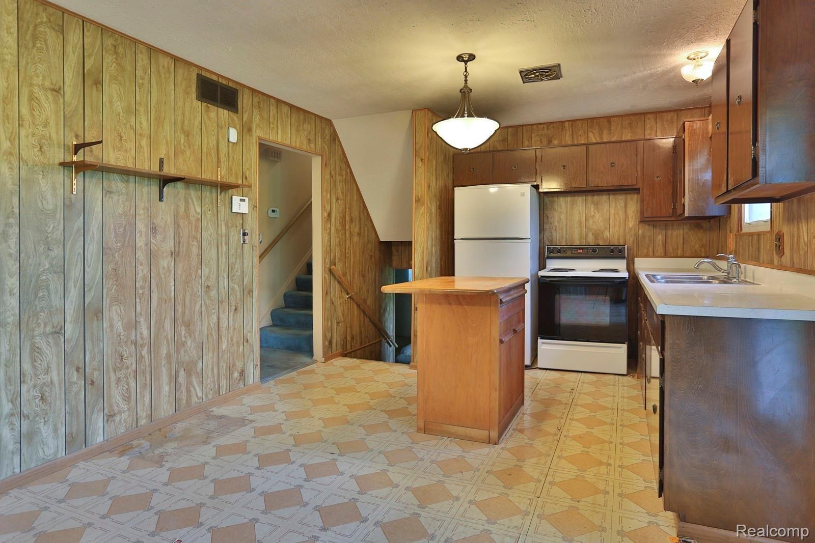 290 West Newport Road Carleton, MI 48117 - Photo 10 of 22 2B8A0527.jpg