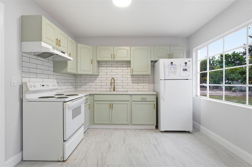 808 Guild Drive Venice, FL 34285 - Photo 20 of 27 a kitchen with a stove a refrigerator and a sink