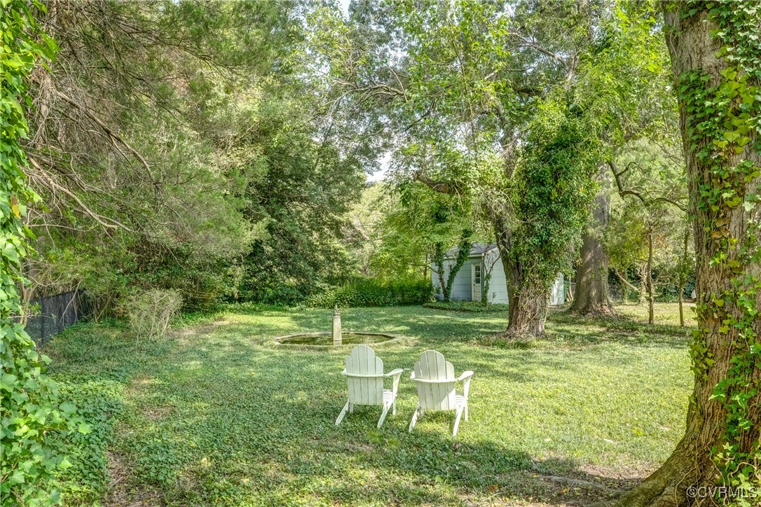 4101 Crestwood Road Richmond, VA 23227 - Photo 41 of 48 a backyard of a house with table and chairs