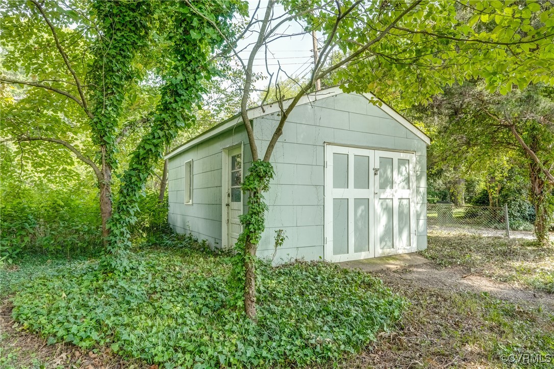 4101 Crestwood Road Richmond, VA 23227 - Photo 45 of 48 a front view of a house with a yard