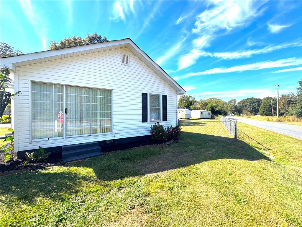 102 Griffin Road Belton, SC 29627 - Photo 4 of 29