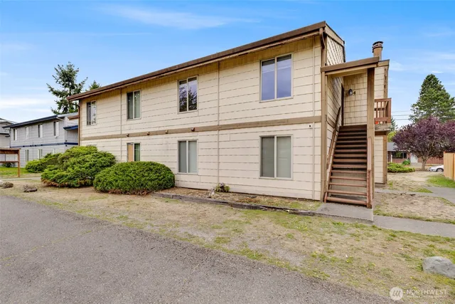 a view of a house with a yard