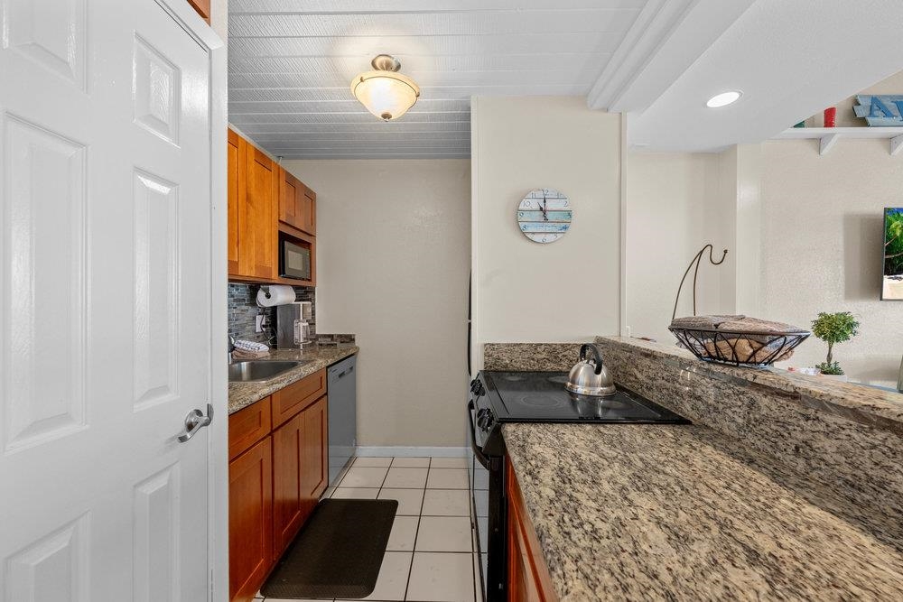 2191 South Kihei Road, Unit 2413 Kihei, HI 96753 - Photo 13 of 32 a bedroom with a bed and a dresser