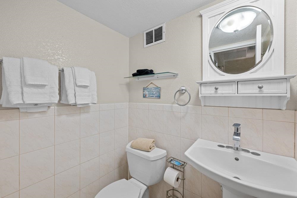 2191 South Kihei Road, Unit 2413 Kihei, HI 96753 - Photo 24 of 32 a bathroom with a toilet sink and mirror