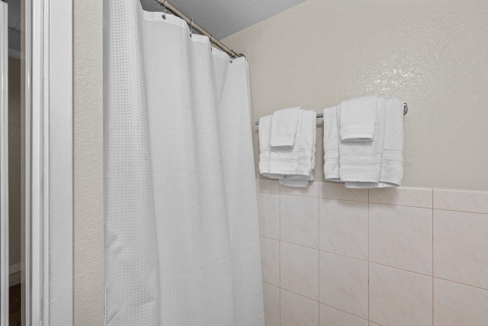 2191 South Kihei Road, Unit 2413 Kihei, HI 96753 - Photo 26 of 32 a bathroom with a shower and a tub