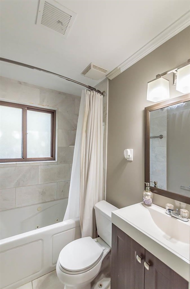 5093 Dee Road Memphis, TN 38117 - Photo 17 of 21 a bathroom with a sink a toilet and shower