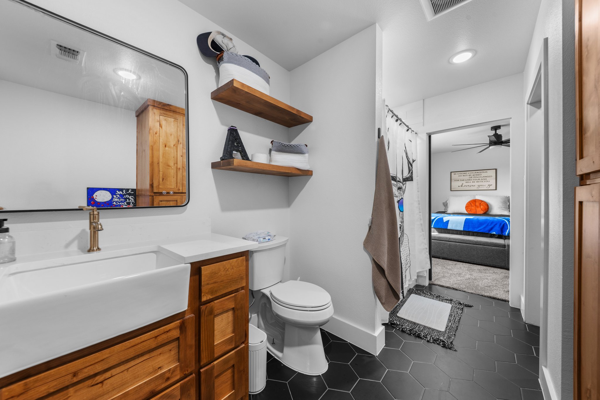 1800 Diamond Ridge Drive Lampasas, TX 76550 - Photo 26 of 40 Ensuite bathroom featuring vanity, dark tile patterned floors, and ceiling fan