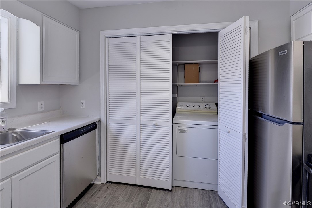 175 Racefield Drive Toano, VA 23168 - Photo 24 of 32 a kitchen with a refrigerator an oven and cabinets