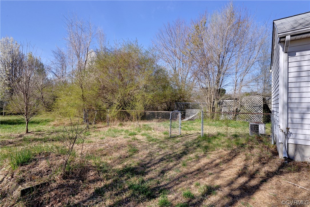 175 Racefield Drive Toano, VA 23168 - Photo 25 of 32 a backyard of a house with lots of green space