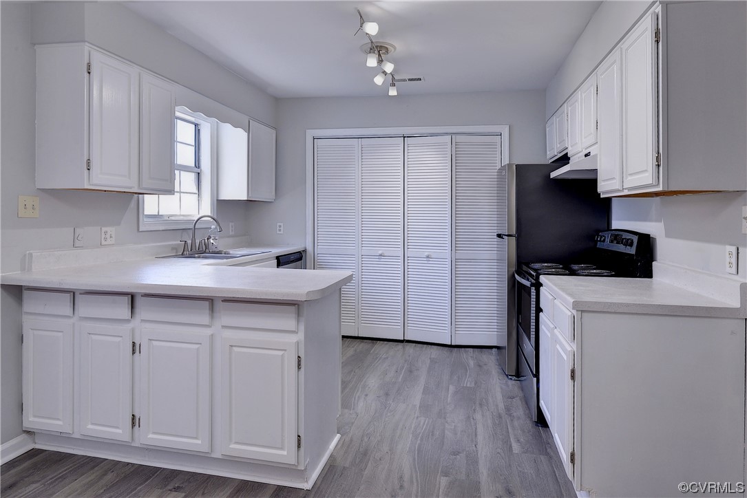 175 Racefield Drive Toano, VA 23168 - Photo 7 of 32 a kitchen with cabinets appliances and a wooden floor