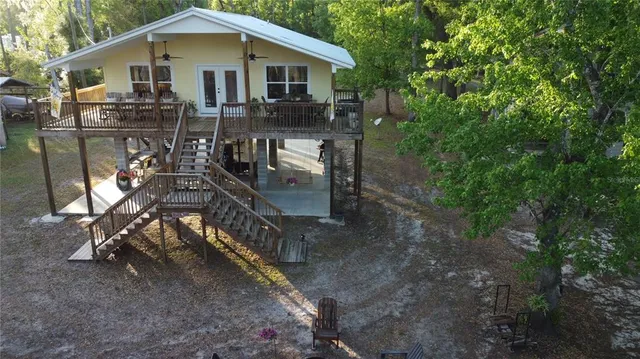 a view of a house with backyard