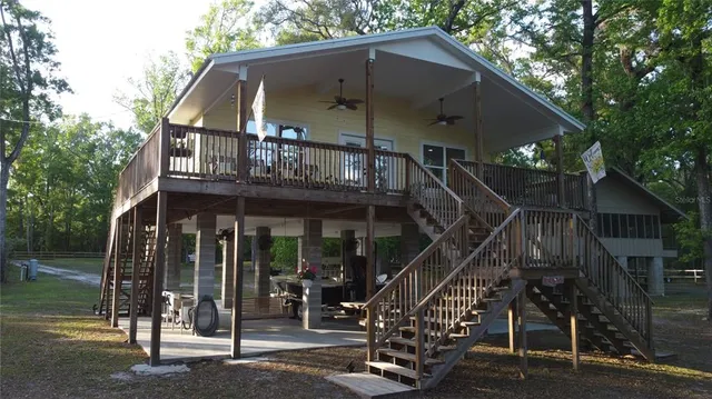 a view of a house with a small yard and plants