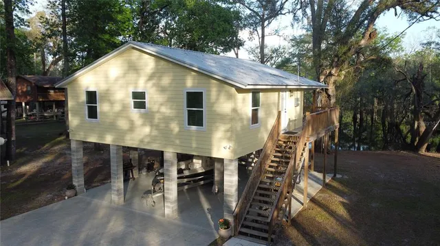 a view of a house with backyard