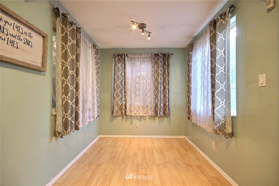 1002 Southwest 307th Street Federal Way, WA 98023 - Photo 11 of 24 Gallery Image 11