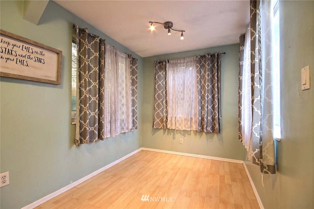 1002 Southwest 307th Street Federal Way, WA 98023 - Photo 10 of 24 Gallery Image 10