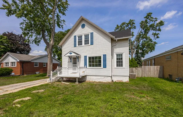 a view of house with a yard