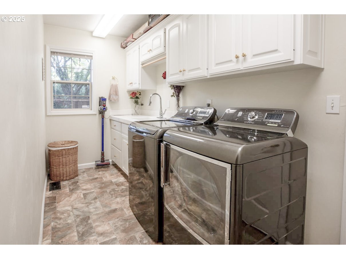 3152 Wolf Meadows Lane Eugene, OR 97408 - Photo 18 of 27 a utility room with closet dryer and washer
