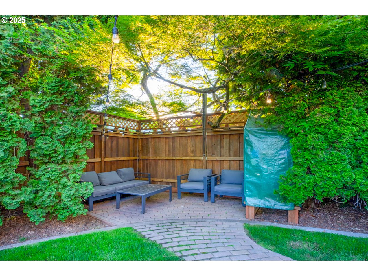 3152 Wolf Meadows Lane Eugene, OR 97408 - Photo 26 of 27 a backyard of a house with table and chairs