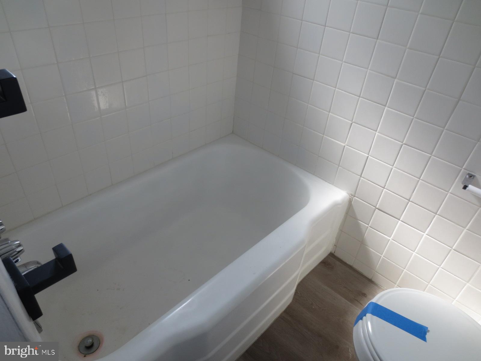 617 Benson Street Philadelphia, PA 19111 - Photo 21 of 37 a bathroom with a bathtub
