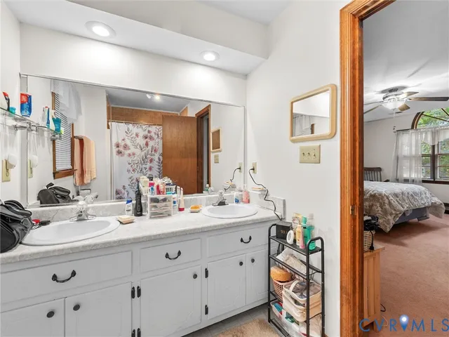 a en suite bathroom with double vanity and a mirror