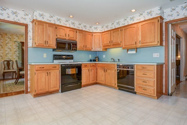 231 Old Farm Road Milton, MA 02186 - Photo 3 of 27 Gallery Image 3