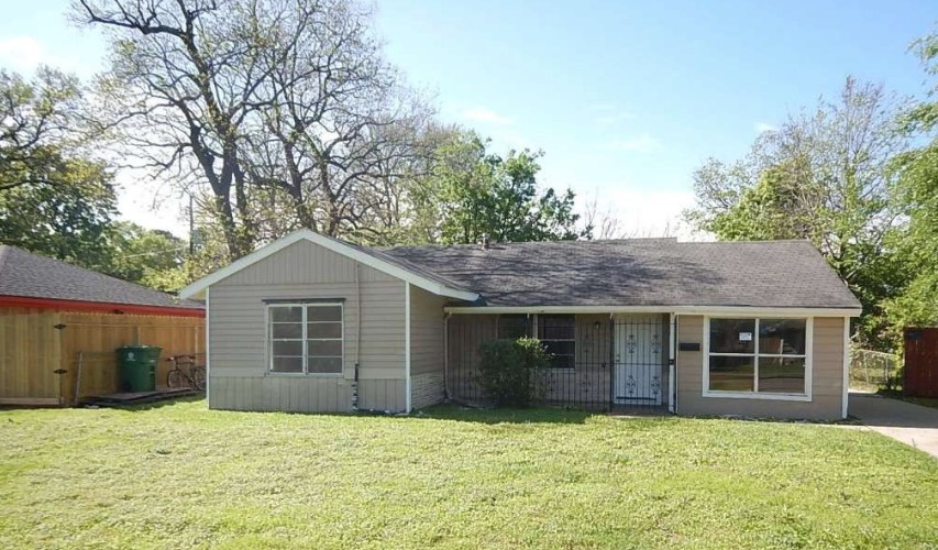 3614 Cosby Street Houston, TX 77021 - Photo 2 of 16 a front view of a house with a yard