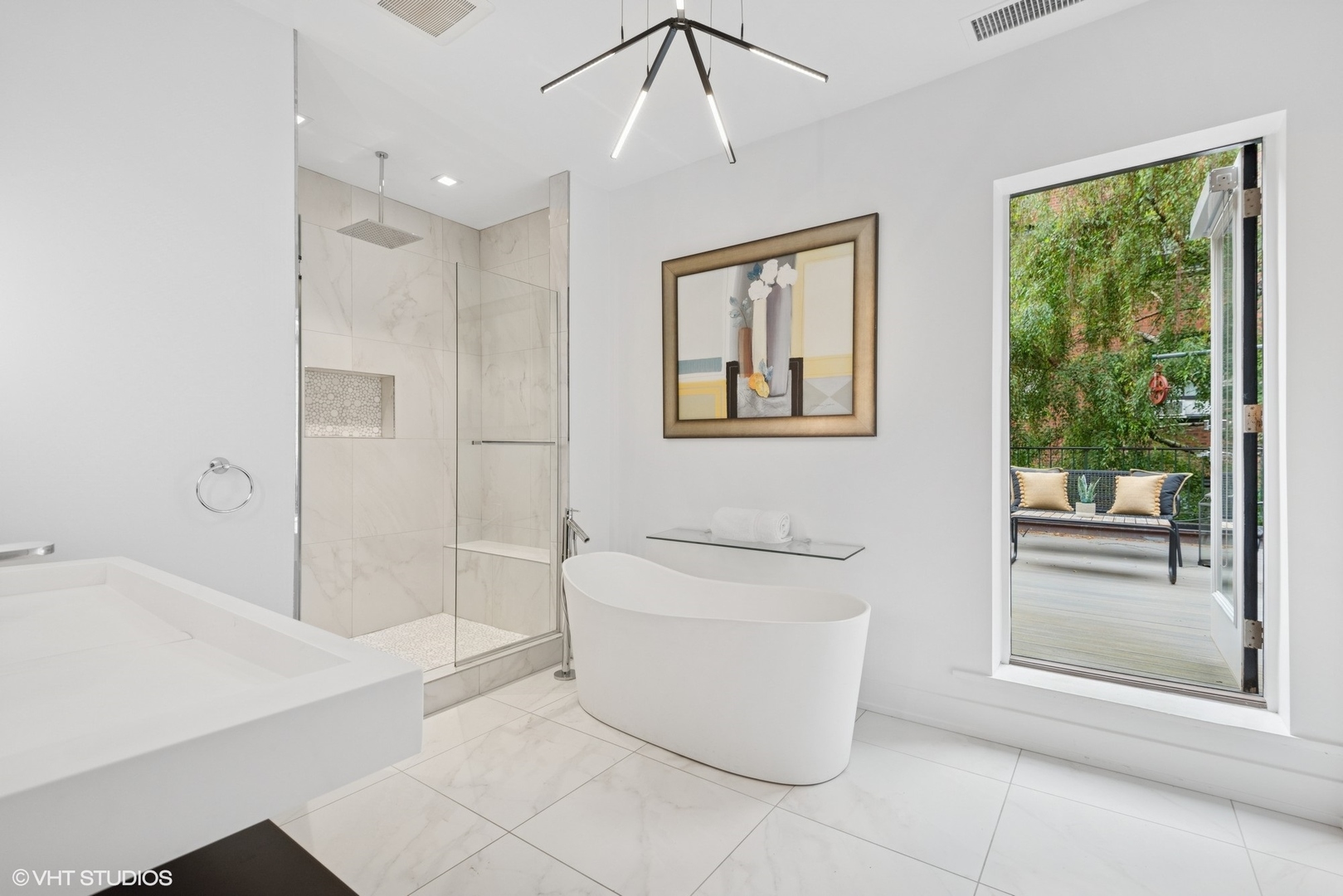 42 East Schiller Street Chicago, IL 60610 - Photo 24 of 50 a spacious bathroom with a bathtub and sink