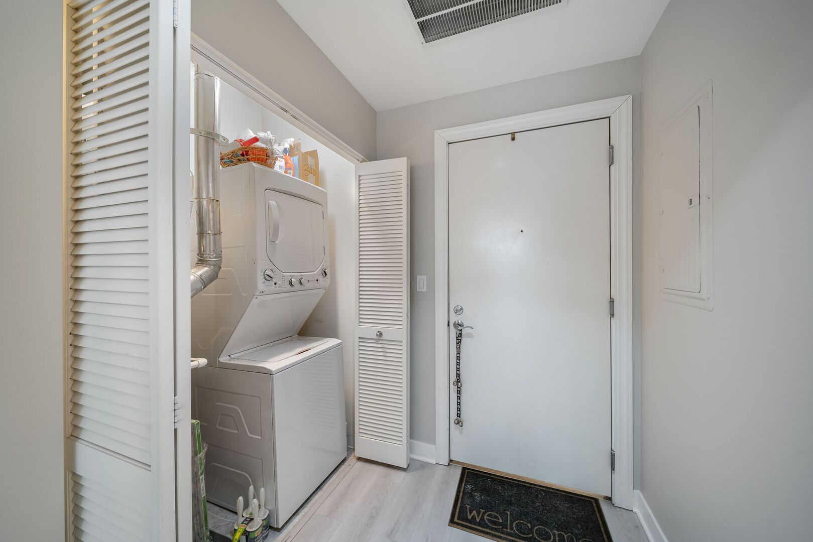 225 South Sangamon Street, Unit 308 Chicago, IL 60607 - Photo 21 of 34 a bathroom with a sink and mirror