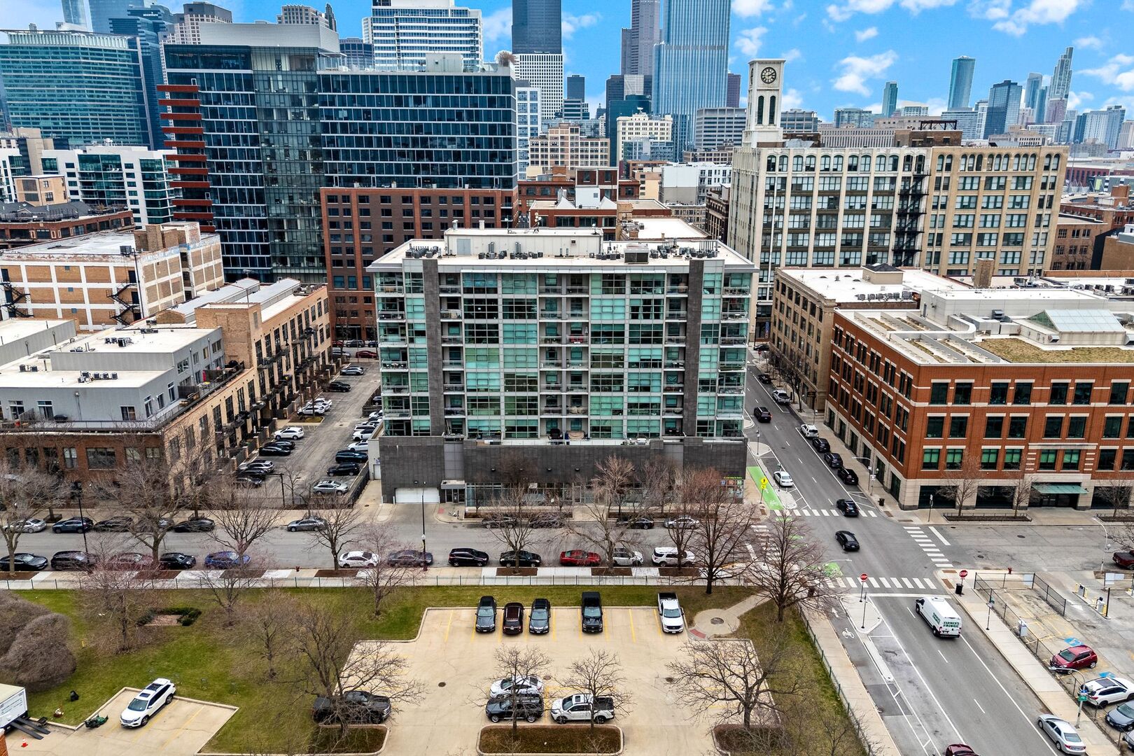 225 South Sangamon Street, Unit 308 Chicago, IL 60607 - Photo 30 of 34 a large building with a clock on it