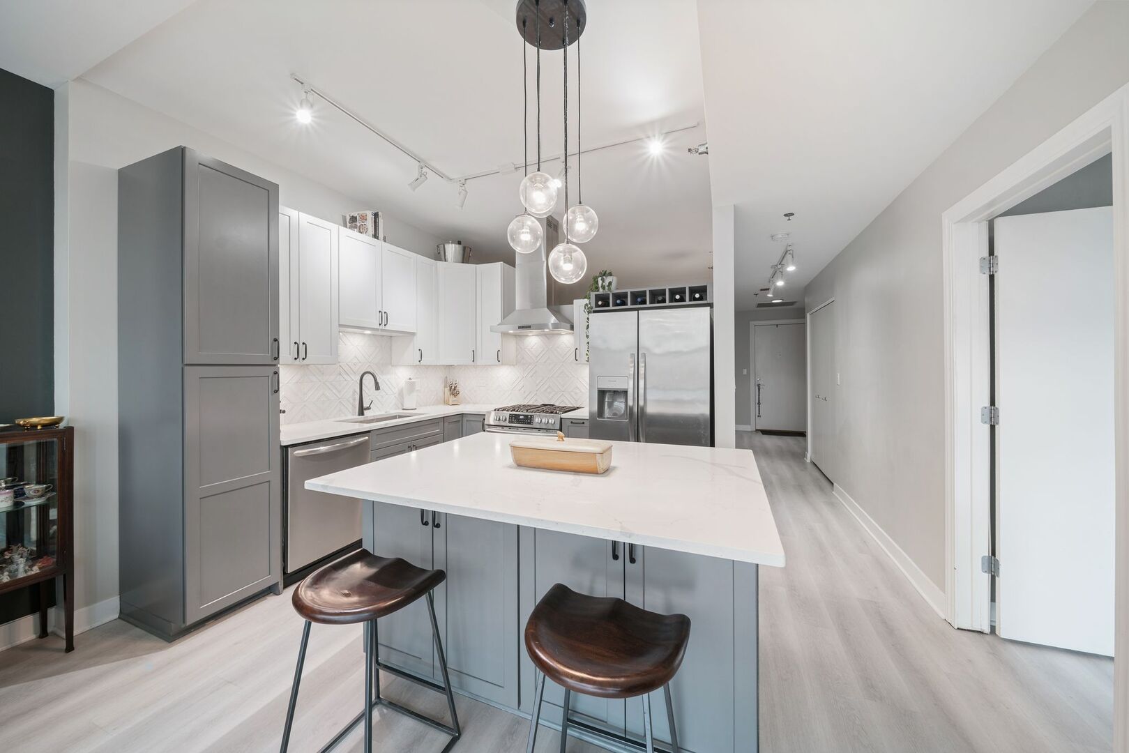 225 South Sangamon Street, Unit 308 Chicago, IL 60607 - Photo 8 of 34 a large kitchen with a table and chairs