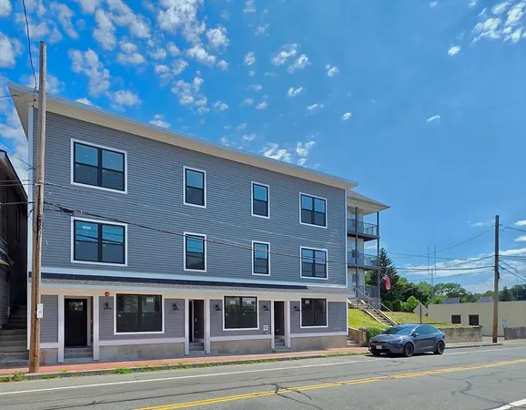 $2,595 | 1965-1967 Smith Street, Unit 2L, North Providence, RI 02911