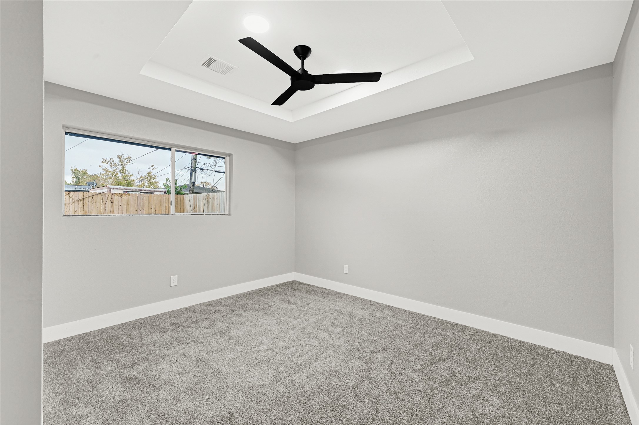 3822 Darling Avenue Pasadena, TX 77503 - Photo 12 of 19 an empty room with windows and ceiling fan