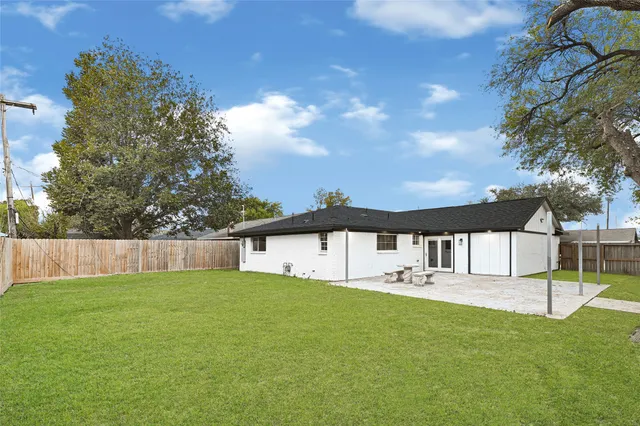 a view of house with garden