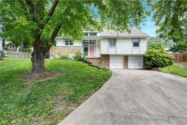 $300,000 | 16110 Indian Creek Parkway, Olathe, KS 66062